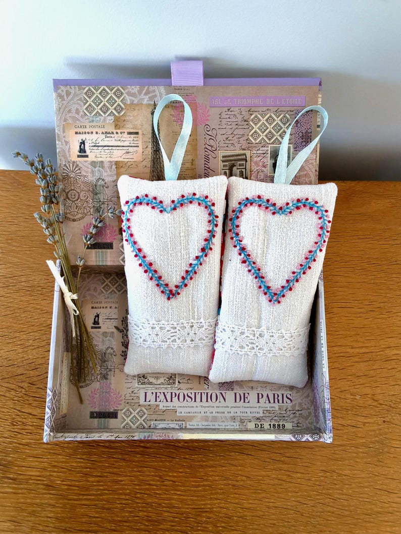 Handbestickte Lavendelsäckchen im 2er-Set aus Stoff, je ca. 14 cm x 7 cm