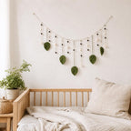 Grüne Makramee-Blattgirlande als Boho-Wandbehang mit Perlen, 180 x 40 cm