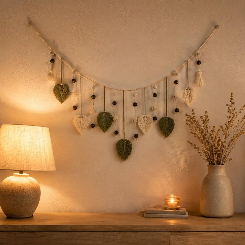 Grüne Makramee-Blattgirlande als Boho-Wandbehang mit Perlen, 180 x 40 cm