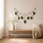 Grüne Makramee-Blattgirlande als Boho-Wandbehang mit Perlen, 180 x 40 cm
