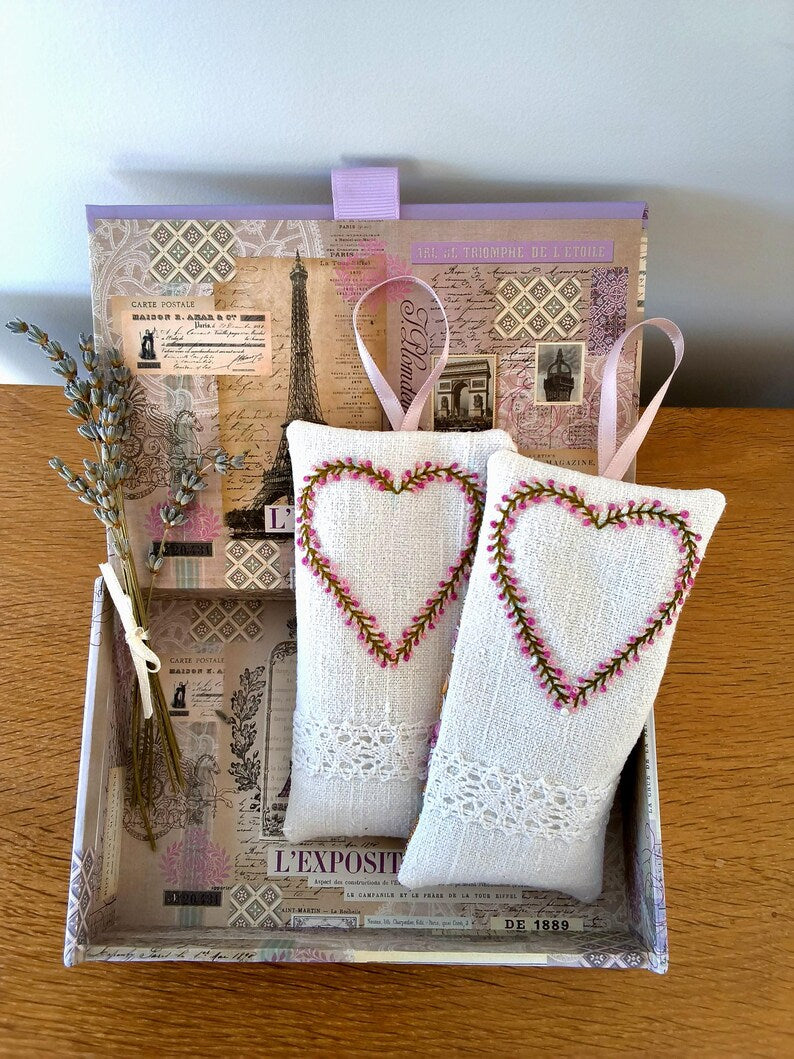 Handbestickte Lavendelsäckchen im 2er-Set aus Stoff, je ca. 14 cm x 7 cm