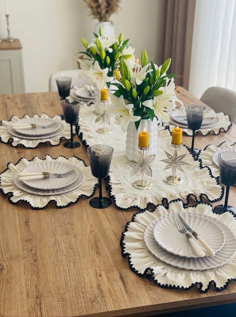 Runde Leinen-Platzsets mit Rüschen, 38 cm, cremefarben, Boho-Tischdeko