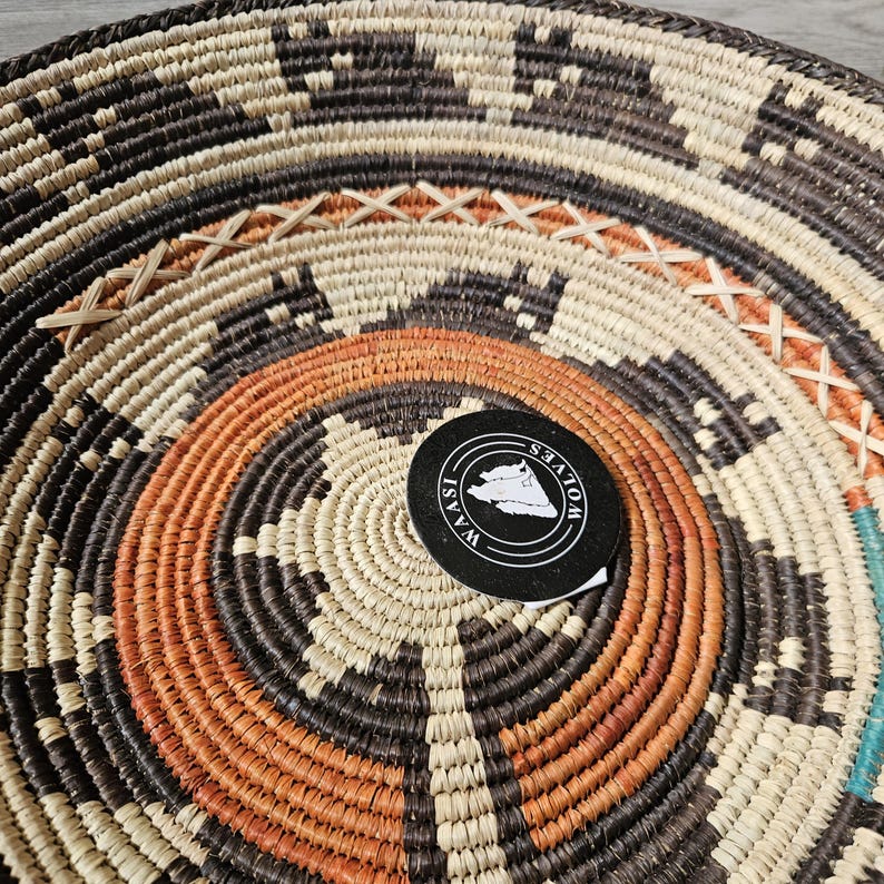 Handgewebter Wandkorb im Boho-Stil, schwarzrostfarben, geometrisches Spiralmuster
