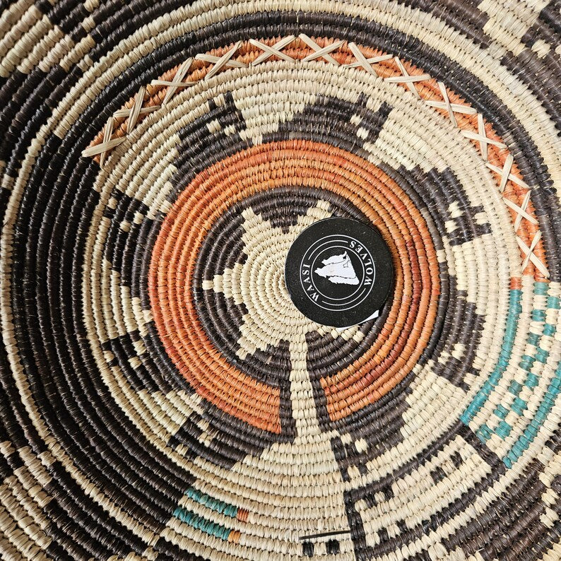 Handgewebter Wandkorb im Boho-Stil, schwarzrostfarben, geometrisches Spiralmuster