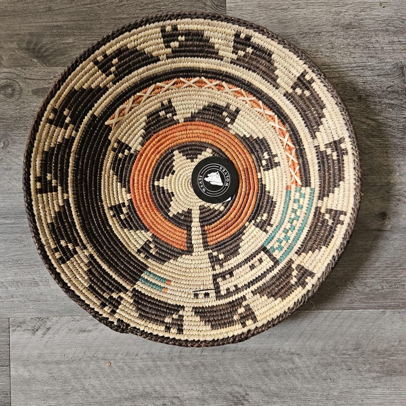 Handgewebter Wandkorb im Boho-Stil, schwarzrostfarben, geometrisches Spiralmuster