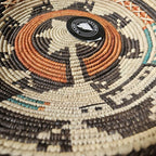 Handgewebter Wandkorb im Boho-Stil, schwarzrostfarben, geometrisches Spiralmuster