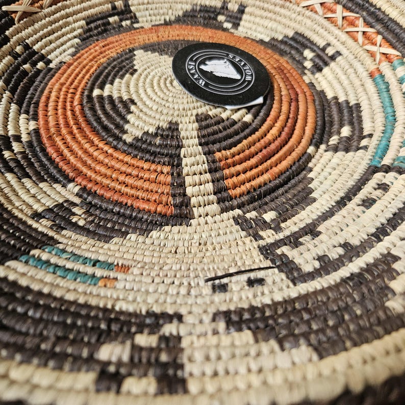 Handgewebter Wandkorb im Boho-Stil, schwarzrostfarben, geometrisches Spiralmuster