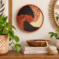 Handgewebter Wandkorb 20 cm, Boho-Wanddekoration in Terrakotta, Rostrot und Naturcreme