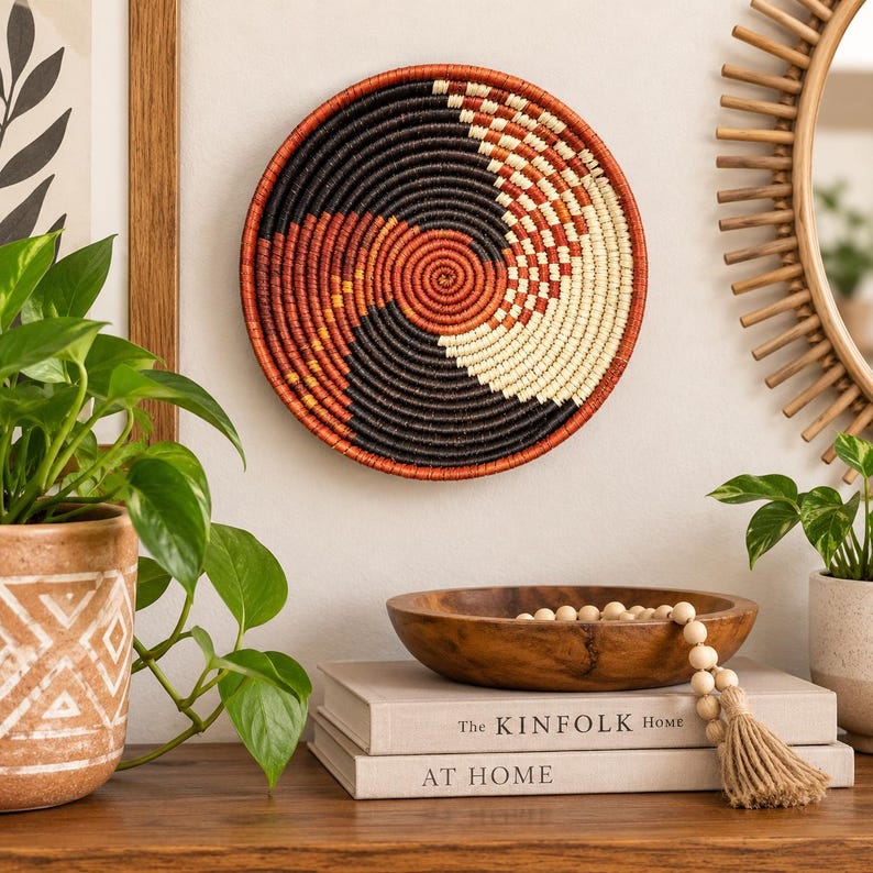 Handgewebter Wandkorb 20 cm, Boho-Wanddekoration in Terrakotta, Rostrot und Naturcreme