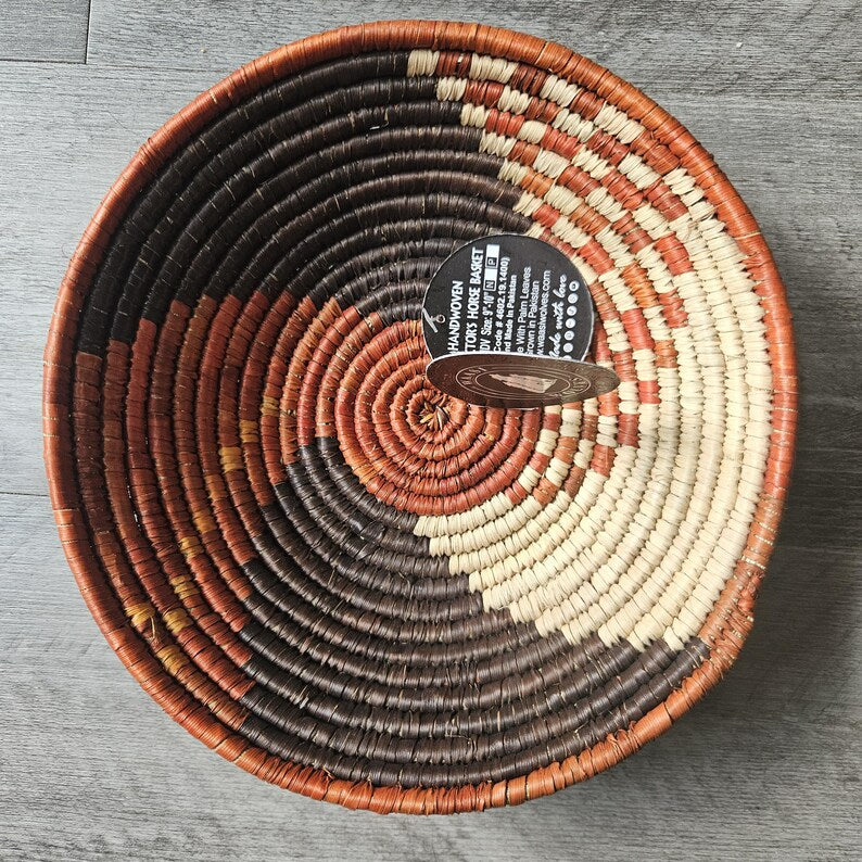 Handgewebter Wandkorb 20 cm, Boho-Wanddekoration in Terrakotta, Rostrot und Naturcreme