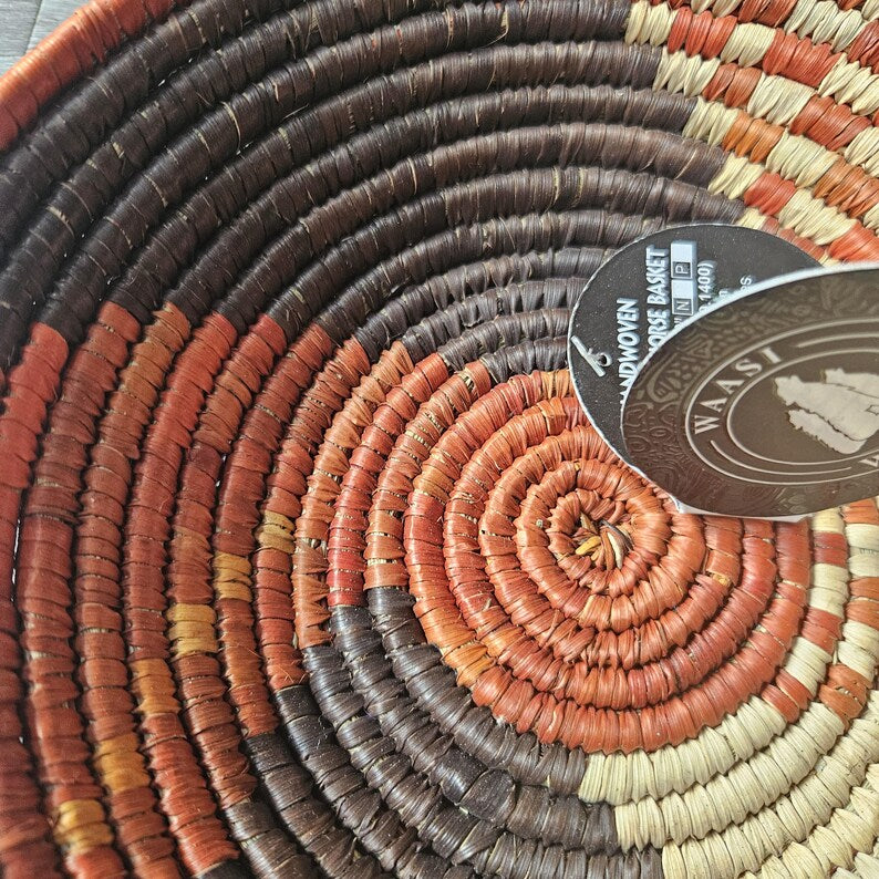 Handgewebter Wandkorb 20 cm, Boho-Wanddekoration in Terrakotta, Rostrot und Naturcreme