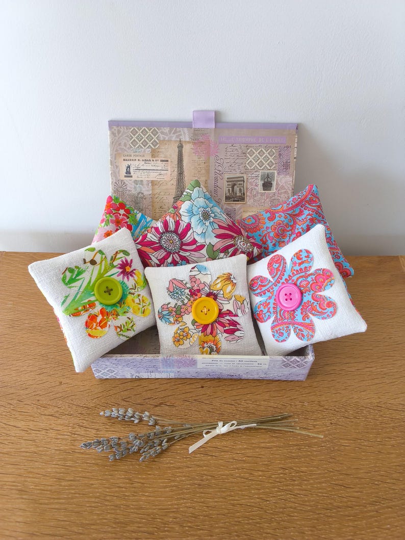 2er-Set Lavendelsäckchen aus Vintage-Leinen und Stoff mit Applikationsblume und Knopf, 9 x 9 cm