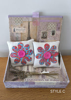 2er-Set Lavendelsäckchen aus Vintage-Leinen und Stoff mit Applikationsblume und Knopf, 9 x 9 cm