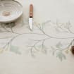 Bestickte Leinen-Baumwoll-Tischdecke mit botanischem Motiv und Quastenrändern